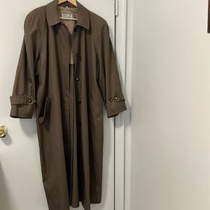 Beautiful, ladies raincoat. It has Long sleeve and collar. In great condition!